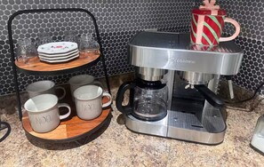 Coffee and/or coffee maker - Cozy 2-bedroom apartment in beautiful Ewing Township with AC (Ewing Township)