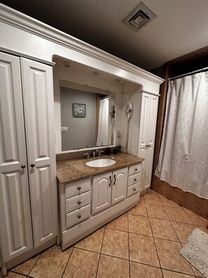Secadora de cabello, toallas, jabón, papel de baño 