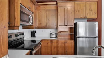 Family Condo, Patio, Mountain View | Private kitchen | Full-sized fridge, microwave, oven, stovetop