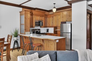 Condo familiar, patio, vista a la montaña | Interior