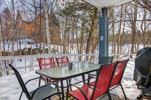 Condo familiar, patio, vista a la montaña | Restaurante al aire libre