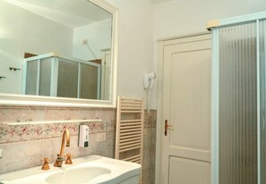House | Bathroom - Holiday Home Near Assisi With Pool (Assisi)