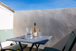 Outdoor dining - Apt du Frêne Studio – Terrace & village views (Tourrettes-sur-Loup)