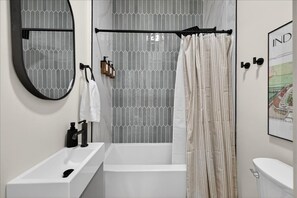 Shower, hair dryer, towels, soap - ¡SocialHaus! Sleeps 16! 5 mins to Gainbridge (Indianapolis)