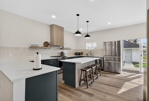 Private kitchen - ¡SocialHaus! Sleeps 16! 5 mins to Gainbridge (Indianapolis)