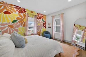 Iron/ironing board, WiFi, bed sheets - ¡SocialHaus! Sleeps 16! 5 mins to Gainbridge (Indianapolis)