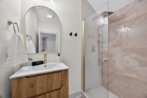 Shower, hair dryer, towels, soap - ¡SocialHaus! Sleeps 16! 5 mins to Gainbridge (Indianapolis)