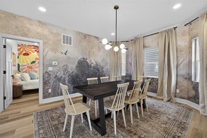 Dining - ¡SocialHaus! Sleeps 16! 5 mins to Gainbridge (Indianapolis)