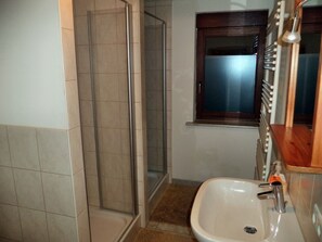 Dusche, Haartrockner, Handtücher, Seife