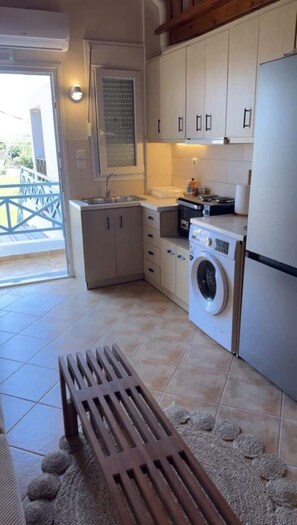 Fridge, microwave, oven, coffee/tea maker - Mersea standard apt - cosy holidays in Kourouta (Kourouta)