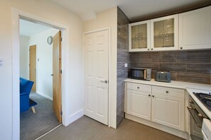 Fridge, microwave, oven, stovetop - Host & Stay | Highwood Avenue (Nottingham)
