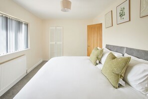 2 bedrooms, bed sheets - Host & Stay | Highwood Avenue (Nottingham)