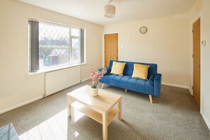 TV, offices - Host & Stay | Highwood Avenue (Nottingham)