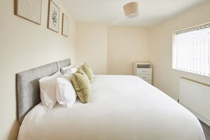 2 bedrooms, bed sheets - Host & Stay | Highwood Avenue (Nottingham)