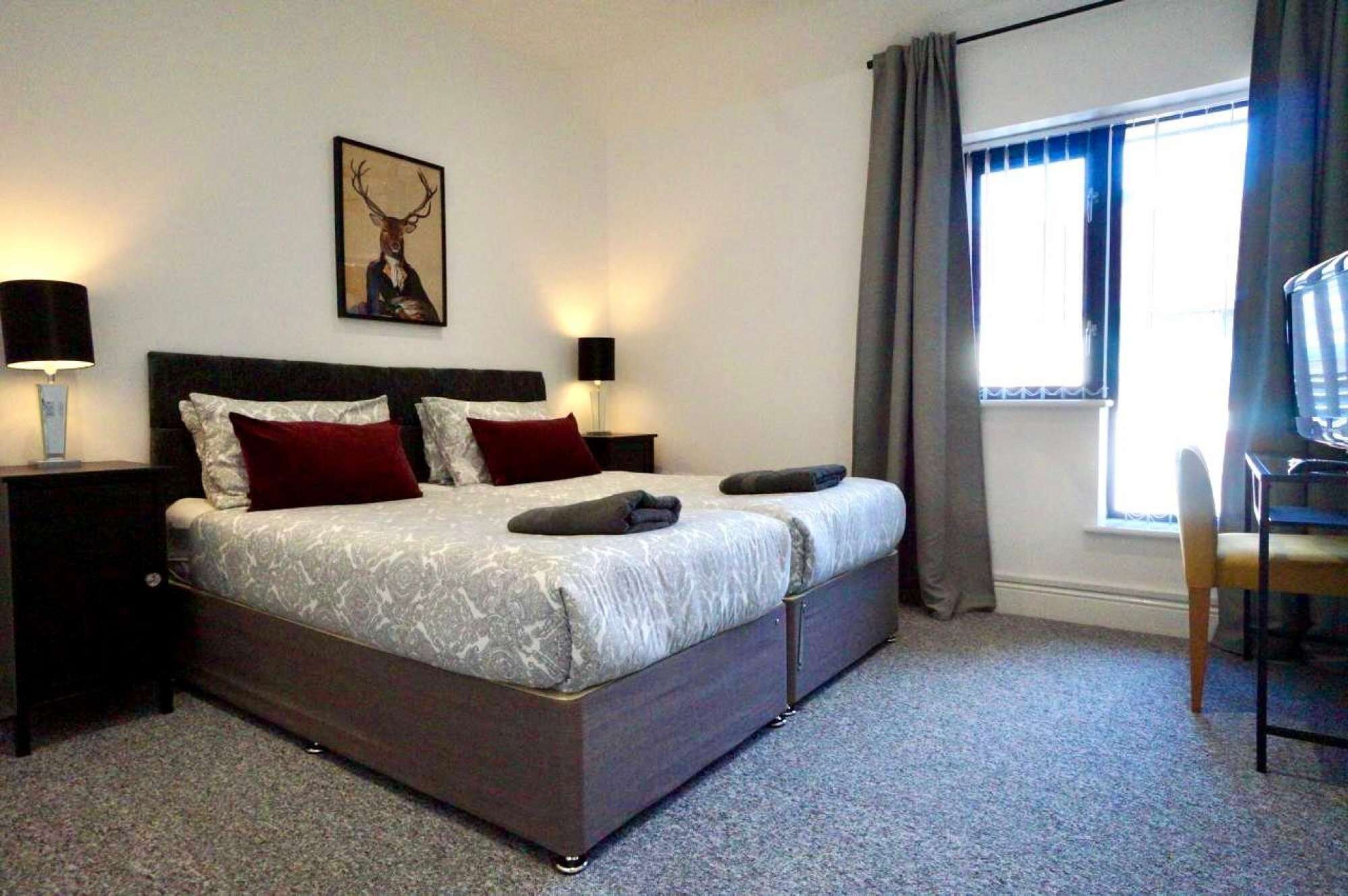 2 bedrooms, desk, internet