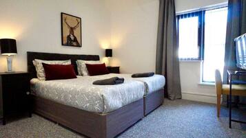2 bedrooms, desk, internet