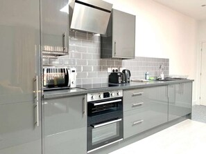 Fridge, microwave, oven, stovetop - B - Delux 2-bedroom apartment in the center of Thatcham (Thatcham)