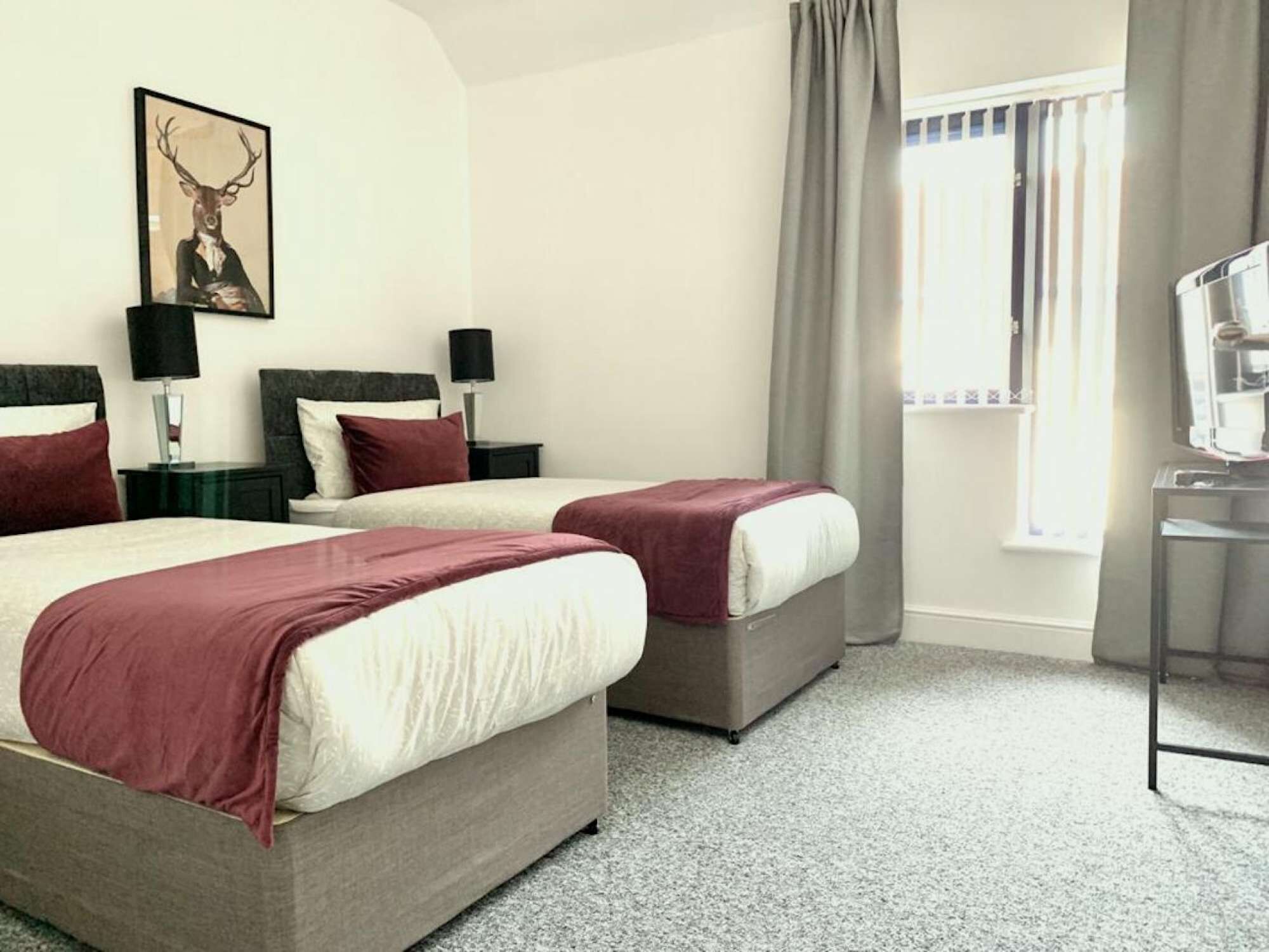 2 bedrooms, desk, Internet