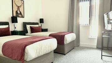 2 bedrooms, desk, Internet