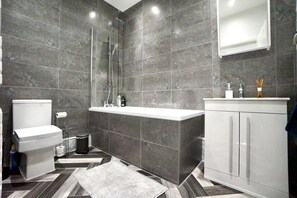 Hair dryer - B - Delux 2-bedroom apartment in the center of Thatcham (Thatcham)