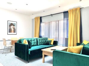 TV - B - Delux 2-bedroom apartment in the center of Thatcham (Thatcham)
