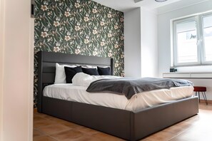 Tabla de planchar con plancha, wifi, ropa de cama