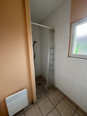 Douche, séchoir à cheveux, serviettes fournies