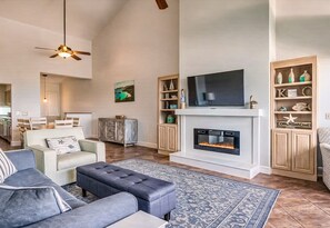 Una Smart TV, una chimenea, libros