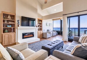 Smart TV, chimenea y libros 