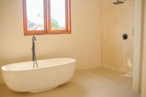 Sèche-cheveux, serviettes fournies, papier toilette