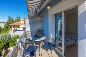 Outdoor dining - Apartment for 2 persons with sea view (Crikvenica)