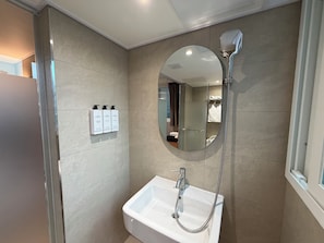 Shower, hair dryer, towels, soap - Sonoce Hostel Seoul - Private & Premium (Seoul)