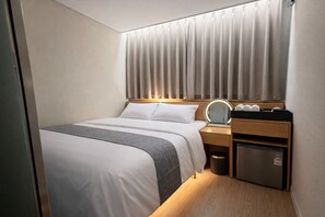 Doppia Luxury | Una scrivania, postazione laptop, tende oscuranti, insonorizzazione