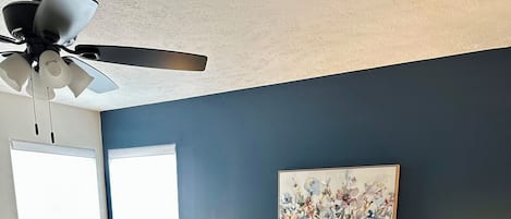 Tabla de planchar con plancha, wifi y ropa de cama