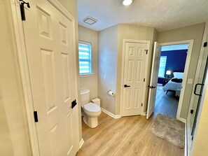 Hair dryer, towels, soap, toilet paper - The Social House (Smyrna)