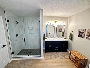 Hair dryer, towels, soap, toilet paper - The Social House (Smyrna)
