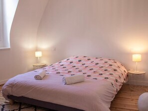 Iron/ironing board, WiFi, bed sheets