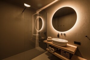 Shower, hair dryer, towels - Trianglhof Apartment 'Rentsch' with Stunning Mountain View and Private Garden (Bolzano)