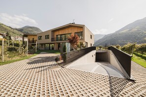 Property grounds - Trianglhof Apartment 'Bozen' Southwest View and Private Garden (Bolzano)
