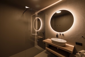 Douche, sèche-cheveux, serviettes fournies