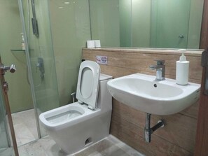 Free toiletries, hair dryer, towels, soap - Vortex Suites KLCC bY Chia (Kuala Lumpur)