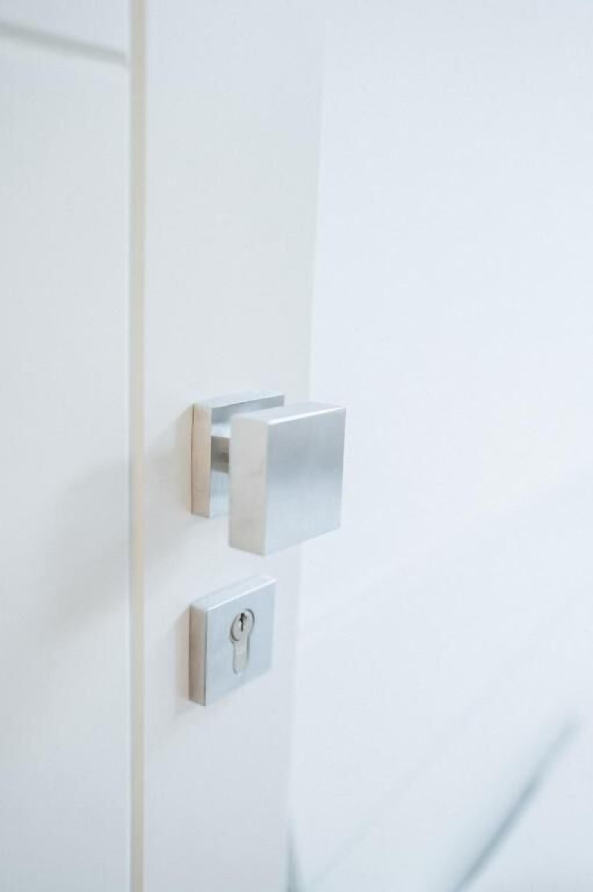 Una porta moderna con serratura a chiave e maniglia.