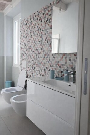 Appartement Deluxe, balcon | Salle de bain