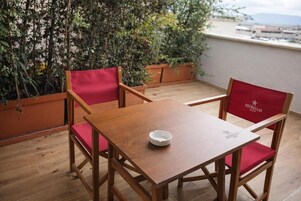 Habitación doble superior | Restaurante al aire libre