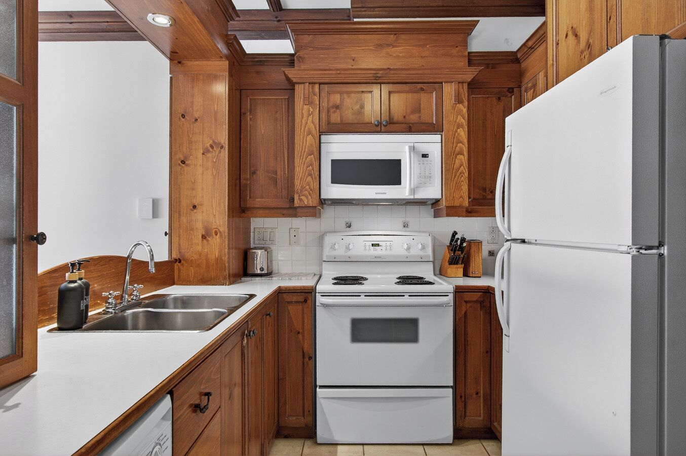 Refrigerador con freezer, microondas, horno, placa de cocina