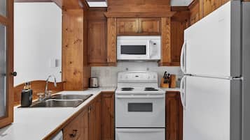Refrigerador con freezer, microondas, horno, placa de cocina