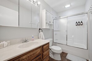 Shower, hair dryer, towels, soap - Near BSU and IU Health 3 bedroom, 2 bathroom home. Great location. (Muncie)