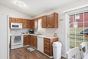 Private kitchen - Near BSU and IU Health 3 bedroom, 2 bathroom home. Great location. (Muncie)