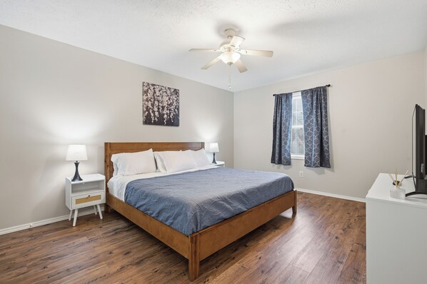 Room - Near BSU and IU Health 3 bedroom, 2 bathroom home. Great location. (Muncie)