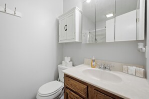 Shower, hair dryer, towels, soap - Near BSU and IU Health 3 bedroom, 2 bathroom home. Great location. (Muncie)